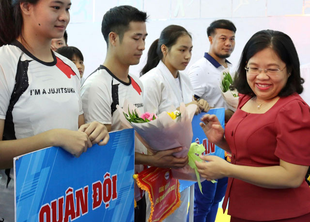 Bà Nguyễn Trường Nhật Phượng - Phó Chủ tịch Hội đồng Nhân dân tỉnh Bình Dương tặng hoa cho các đoàn tham dự giải