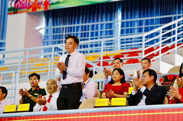 Ông Nguyễn Lộc Hà - Ủy viên Thường vụ Tỉnh ủy, Phó Chủ tịch UBND tỉnh Bình Dương và các đồng chí lãnh đạo tỉnh Bình Dương đến dự Lễ khai mạc giải