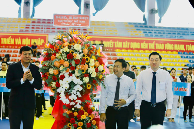 PGS.TS Đặng Hà Việt – Cục trưởng Cục Thể dục Thể thao (bên trái) tặng hoa cho địa phương đăng cai