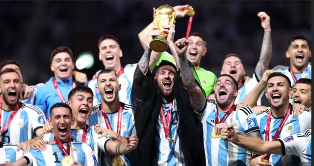 Khoảnh khắc Messi nâng cao danh hiệu vô địch World Cup 2022 đầy cảm xúc