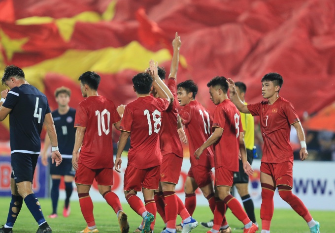 Sự thử nghiệm Minh Khoa đá cặp cùng Thái Sơn của HLV Philippe Troussier vô hình chung khiến U23 Việt Nam gặp bế tắc trong hiệp 1 trận gặp U23 đảo Guam.
