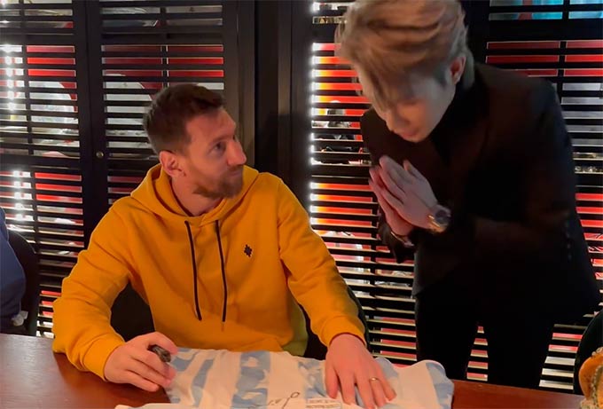 Jack xin Messi chữ ký vào áo đấu 
