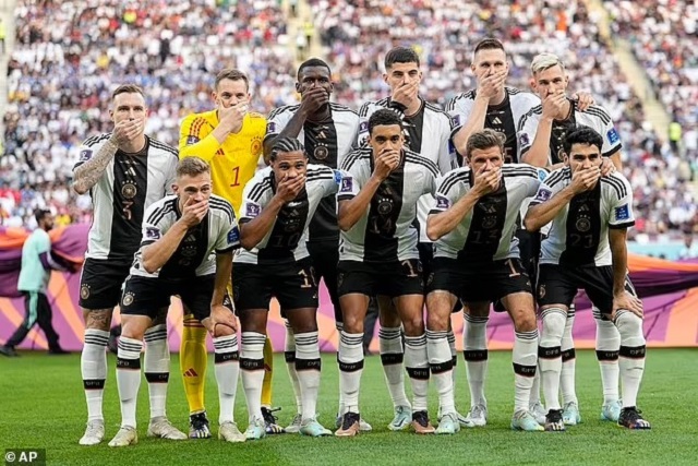 Các cầu thủ Đức bịt miệng nhằm phản ứng lại quyết định cấm đeo băng cầu vồng của FIFA
