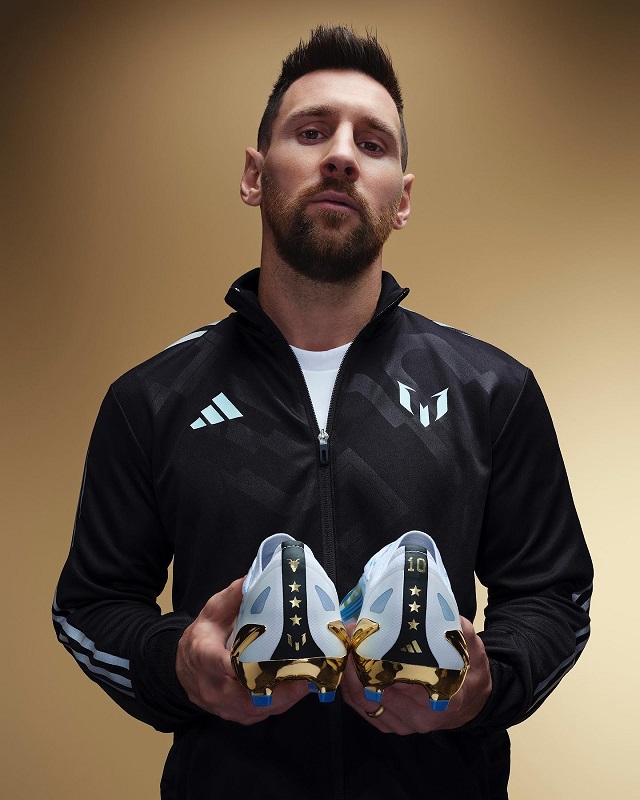 Messi trên tay đôi giày mới X CrazyFast “Las Estrellas” của hãng Adidas