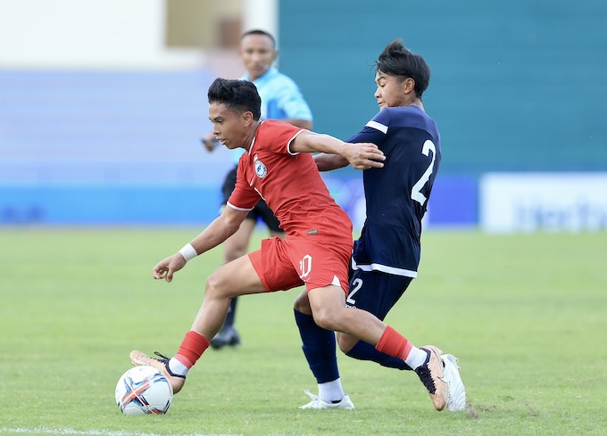 U23 Singapore (áo đỏ) lấn lướt hoàn toàn so với U23 Guam. Ảnh: Đức Cường