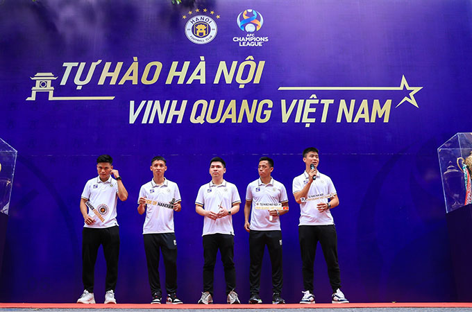 Chủ tịch Đỗ Vinh Quang và các trụ cột của Hà Nội FC giao lưu với NHM trước khi tham dự vòng bảng AFC Champions League 