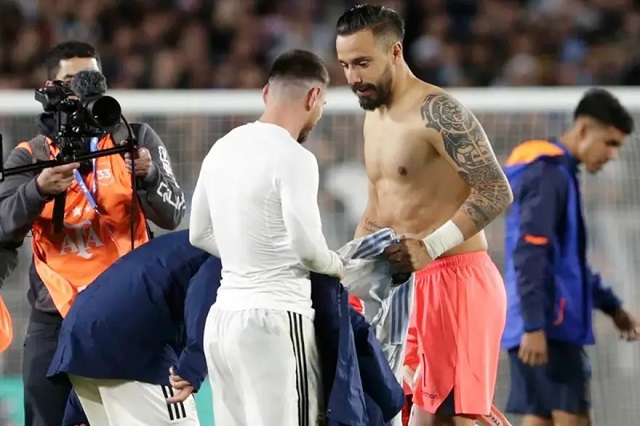 Messi đổi áo với Galindez, đối thủ mà Messi chạm trán nhau từ khi 5 tuổi