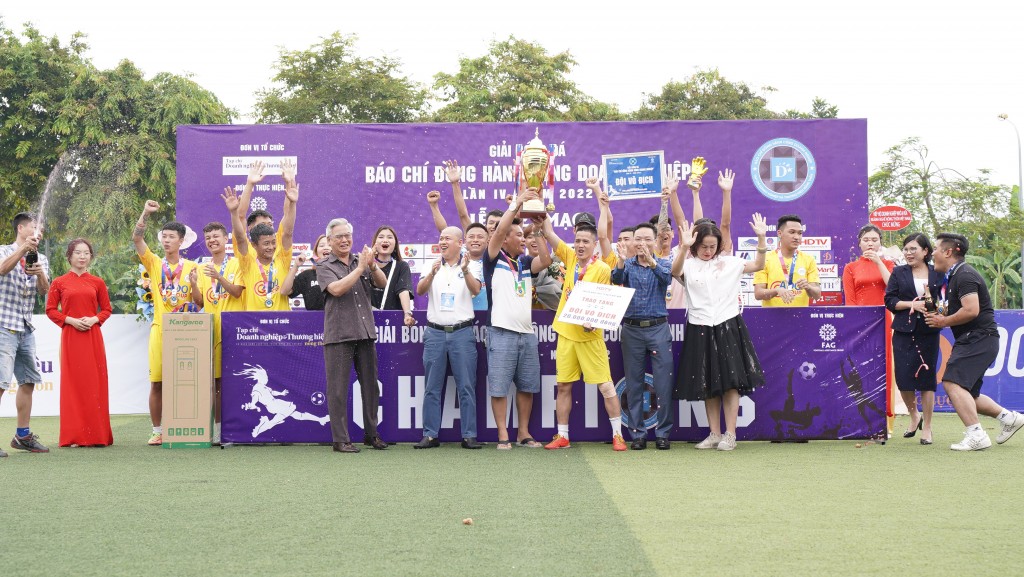 BTC trao Cúp vô địch cho đội FC ADO Group  mùa giải bóng đá "Báo chí đồng hành cùng Doanh nghiệp" lần IV năm 2022