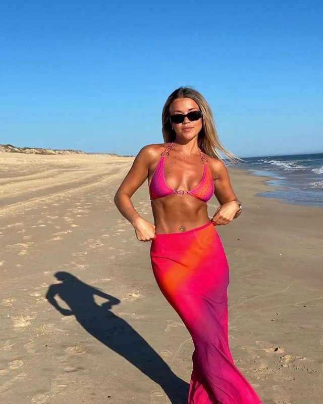 Con gái của cựu danh thủ Alan Shearer diện bikini kèm váy