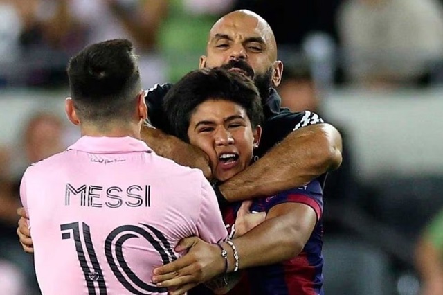 Yassine Cheuko siết cổ một cổ động viên quá khích cố tình tiếp cận Messi
