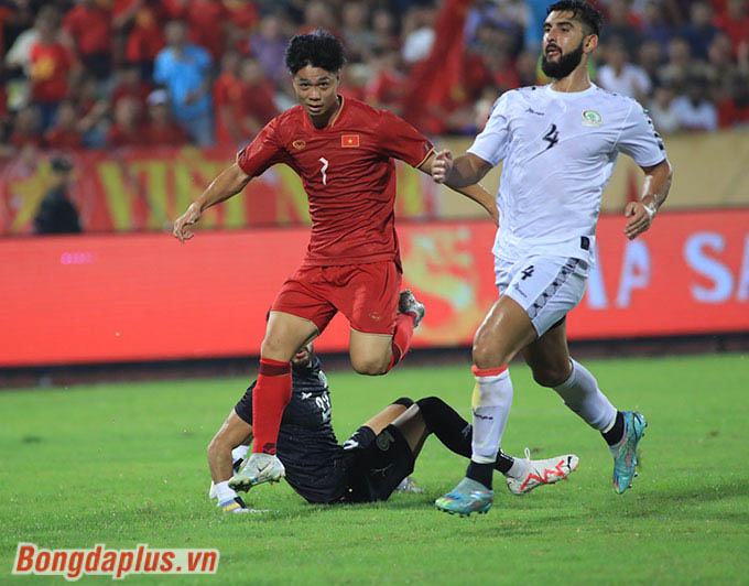Anh dứt điểm kỹ thuật đưa bóng vượt qua thủ môn Palestine, trước khi bóng đi vào cầu môn 