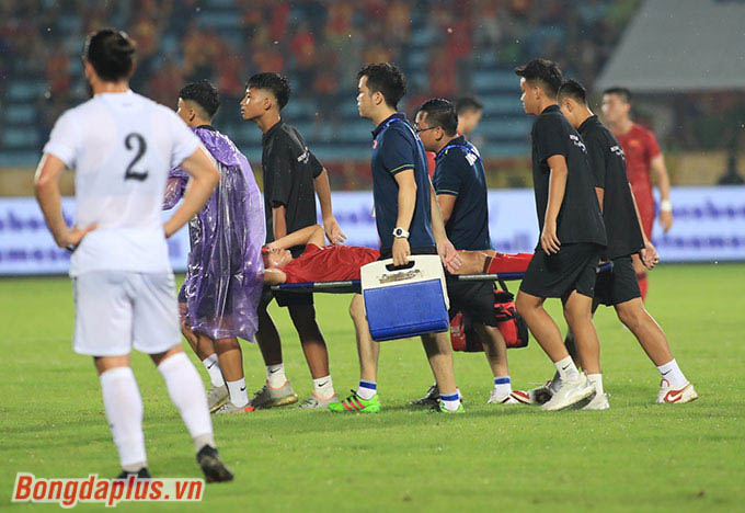 Triệu Việt Hưng chấn thương sau khi tranh chấp bóng trên không với Mohammed Yamin của đội tuyển Palestine.