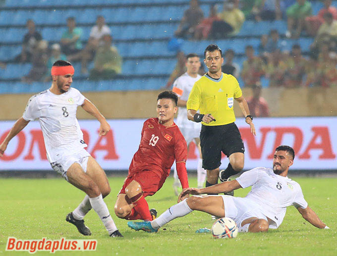 Ở hiệp 1, Quang Hải là cầu thủ chịu sự "chăm sóc" đến từ cầu thủ Palestine 