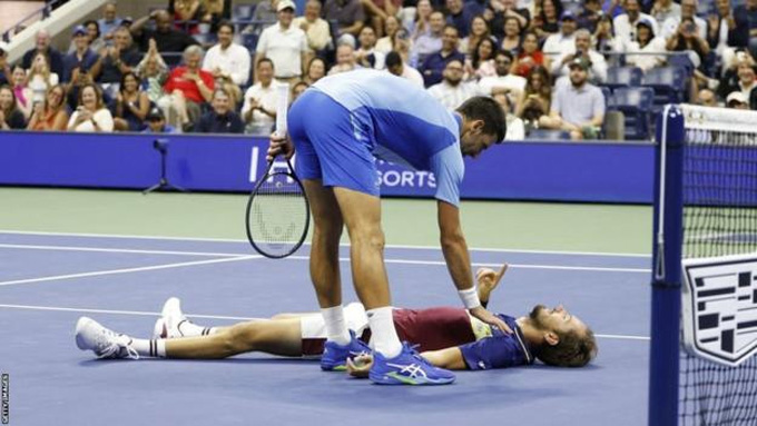 Djokovic đánh bại Medvedev sau 3 set