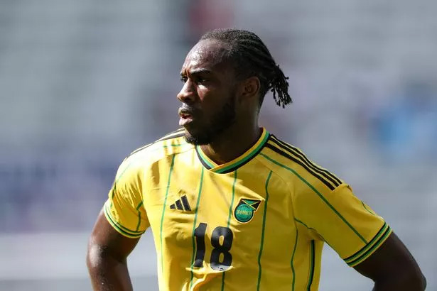  Michail Antonio đã chuyển sang thi đấu cho ĐT Jamaica