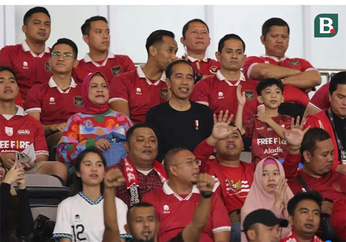 Tổng thống Joko Widodo (áo đen) và phu nhân ngồi trên khán đài. Ảnh: Bola