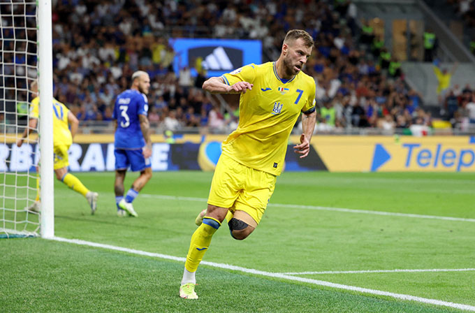 Cuối hiệp một, Yarrmolenko gỡ lại một bàn cho Ukraine nhưng không thể giúp đội nhà có điểm