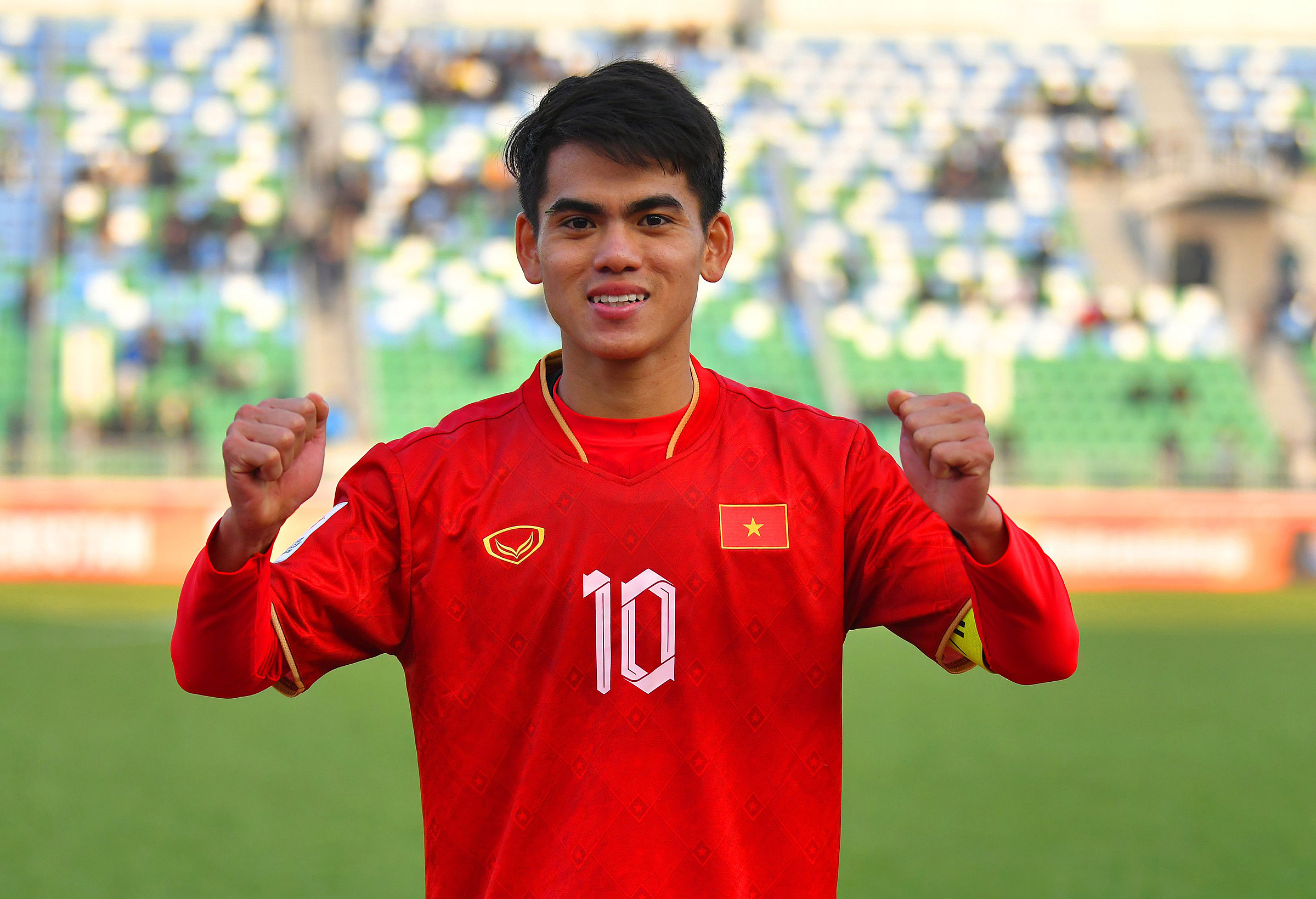 Tính đến thời điểm hiện tại, Khuất Văn Khang được xem là sự lựa thích hợp tại hàng tiền vệ của ĐT Olympic Việt Nam.