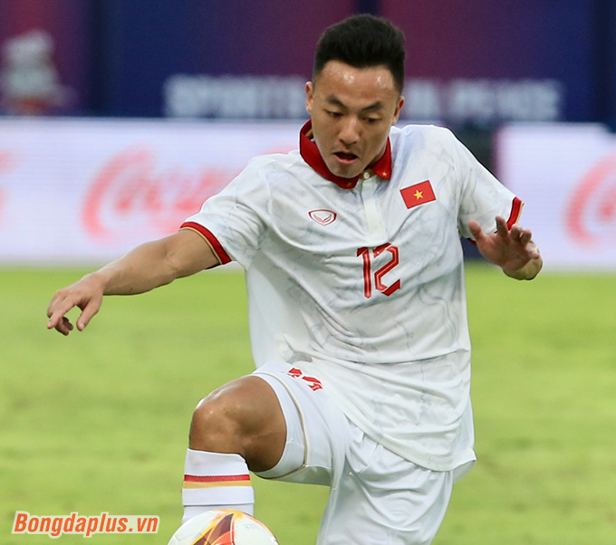 Với những kinh nghiệm đạt được cùng khả năng thi đấu đa dạng nơi hàng tiền vệ, Nguyễn Thái Sơn là tiền vệ nổi bật của ĐT Olympic Việt Nam - Ảnh: Đức Cường