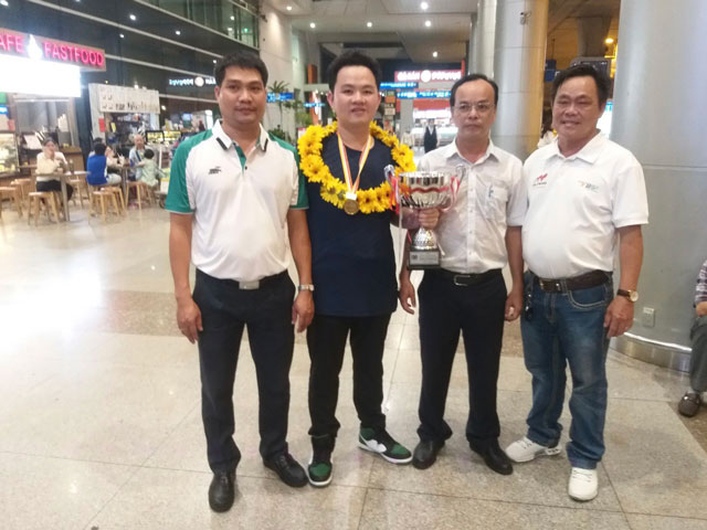 Tối ngày 13.9, Bao Phương Vinh về đến sân bay Tân Sơn Nhất, đại diện lãnh đạo Sở VHTT&DL, Trung tâm HL&TĐTT tỉnh Bình Dương cũng có mặt tại sân bay để đón và chúc mừng Bao Phương Vinh
