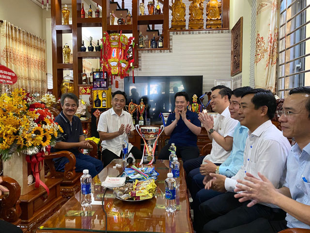 Lãnh đạo tỉnh Bình Dương, TP Tân Uyên, Phường Tân Phước Khánh đến thăm và chúc mừng nhà vô địch thế giới tại nhà riêng