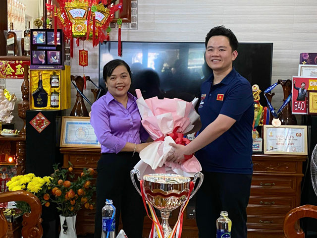 Đại diện lãnh đạo TP Tân Uyên, Lãnh đạo UBND phường Tân Phước Khánh, nơi Bao Phương Vinh sinh sống cũng tặng những bó hoa tươi thắm và quà chúc mừng nhà vô địch thế giới