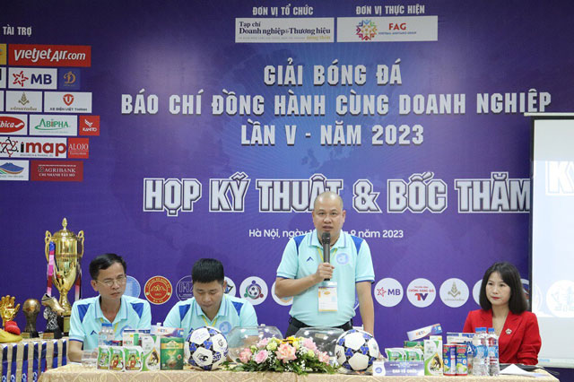 Nhà báo Nguyễn Nam Thắng, Tổng Biên tập Tạp chí Doanh nghiệp và Thương hiệu nông thôn, Trưởng ban Tổ chức phát biểu tại buổi họp