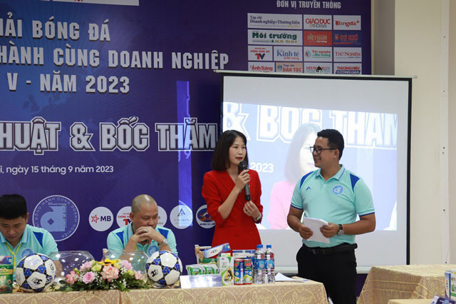 Cựu cầu thủ đội tuyển bóng đá nữ Việt Nam, quả bóng Vàng bóng đá nữ năm 2008, Đỗ Thị Ngọc Châm phát biểu tại buổi họp