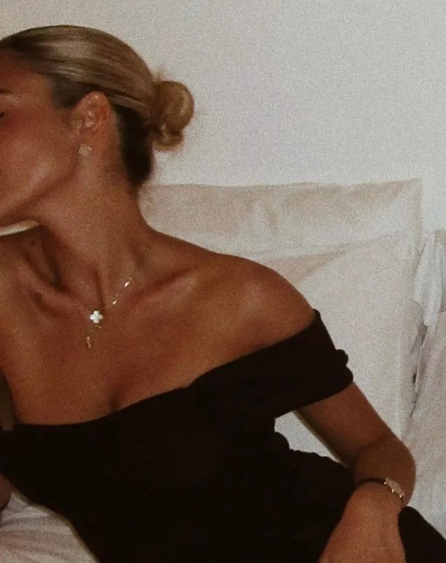 Người đẹp 22 tuổi đeo chiếc vòng cổ Chanel sang trọng