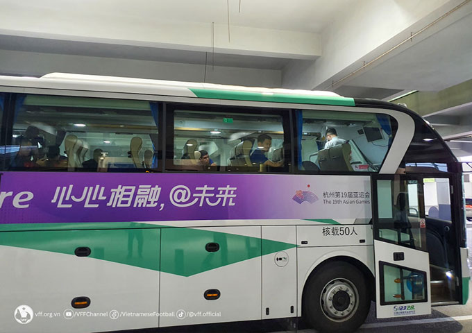 Xe bus chở đội Olympic Việt Nam từ Thưởng Hải tới Hàng Châu