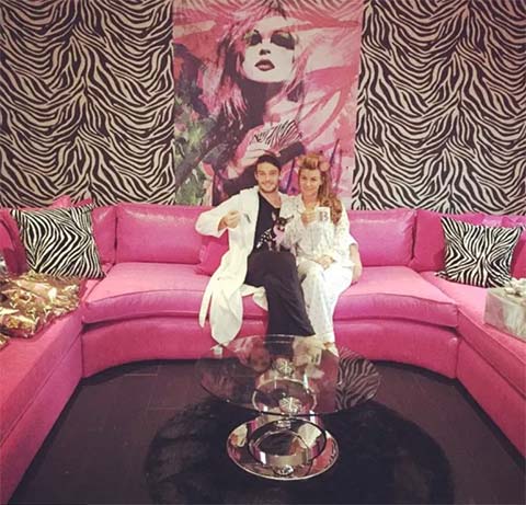 Vợ chồng Andy Carroll với chiếc sofa màu hồng