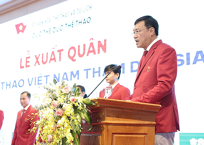 Cục trưởng Cục Thể dục thể thao Đặng Hà Việt báo cáo quá trình chuẩn bị của Đoàn thể thao Việt Nam tham dự ASIAD 2023 - Ảnh: Quang Tùng