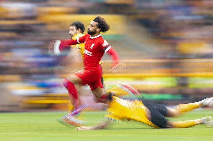 Salah làm khổ hàng thủ của Wolves