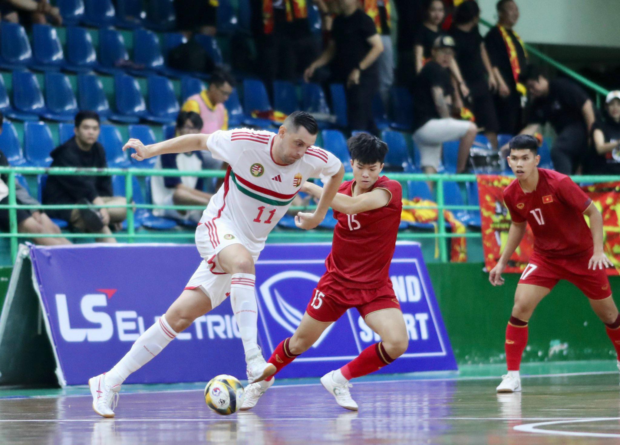 Các cầu thủ trẻ Việt Nam có thêm kinh nghiệm sau trận giao hữu với ĐT futsal Hungary