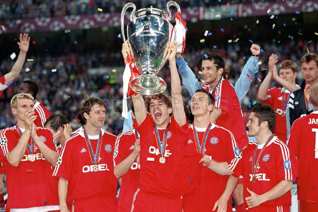 Hargreaves với chức vô địch Champions League 2001 cùng Bayern