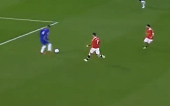 Ronaldo lao vào cướp bóng trước Chelsea