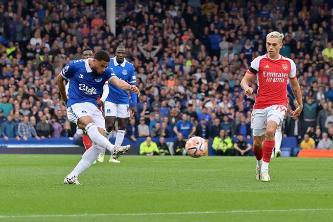 Trossard (phải) ghi bàn duy nhất giúp Arsenal đánh bại Everton