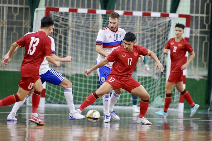 Cầu thủ futsal Việt Nam đi bóng trước ĐT futsal Nga. Ảnh: Bằng Nguyễn