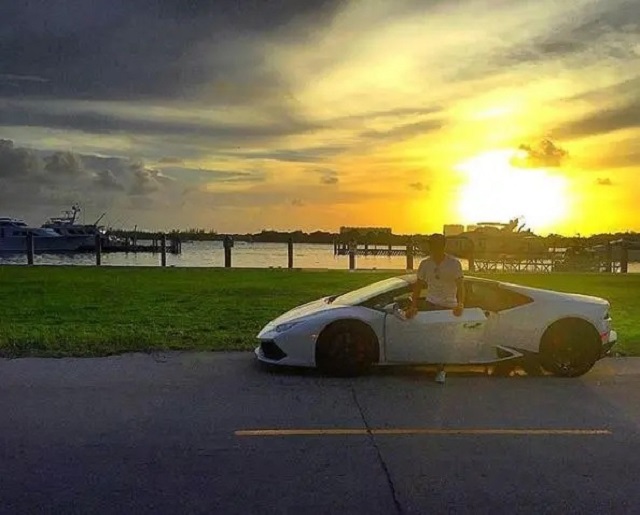Sanchez thuê xe Lamborghini Huracan khi đi nghỉ ở Miami