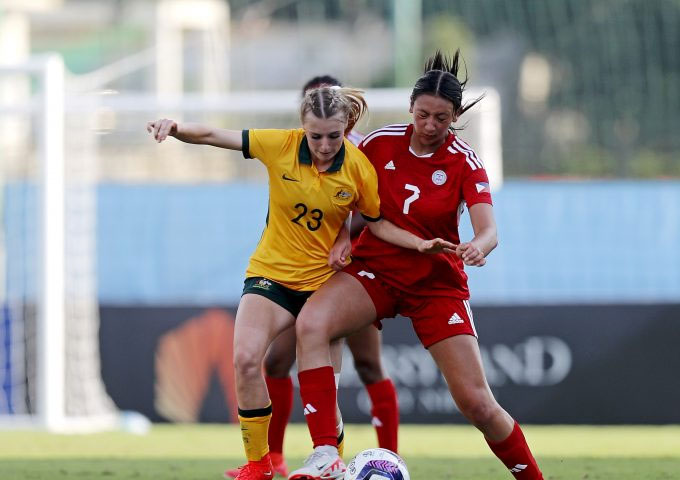 U17 nữ Australia (áo vàng) dễ dàng có được 3 điểm ngày ra quân vòng loại 2 U17 nữ châu Á 2024