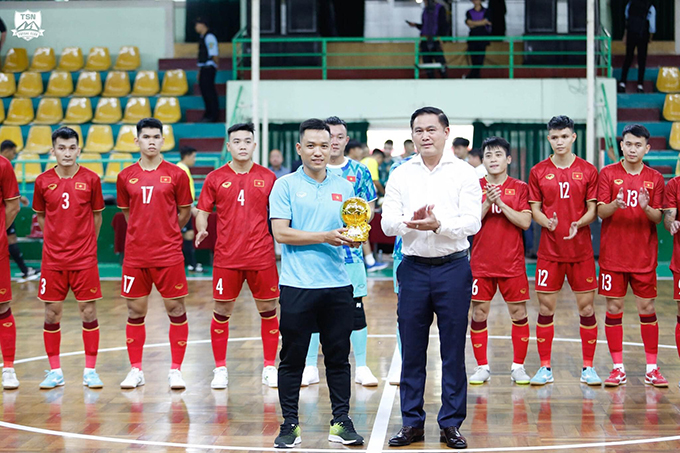 Phó chủ tịch VFF Trần Anh Tú tặng "Quả bóng vàng tượng trưng" cho những đóng góp của Văn Vũ với futsal Việt Nam