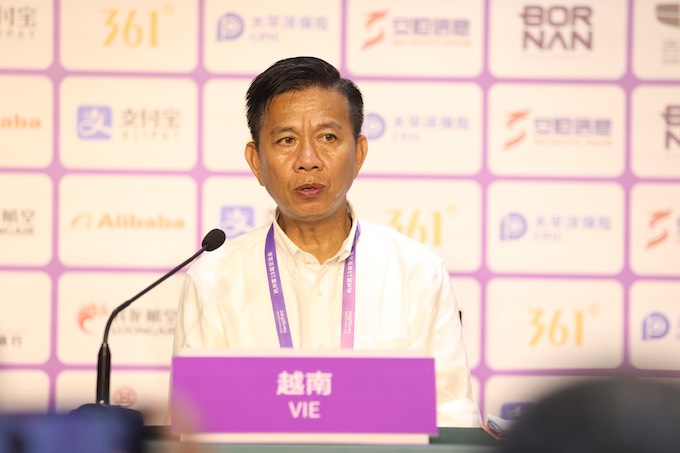 HLV Hoàng Anh Tuấn đã dành một tiếng để rút kinh nghiệm nghiêm túc với Olympic Việt Nam. Ảnh: Nam Trung