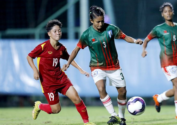 U17 nữ Việt Nam (áo đỏ) dễ dàng có được 3 điểm trước U17 nữ Bangladesh