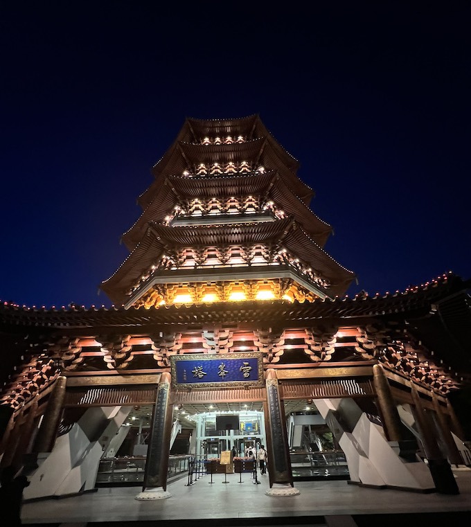 Cổng trước tháp Lôi Phong rực rỡ trong đêm. Ảnh: Tuấn Thành