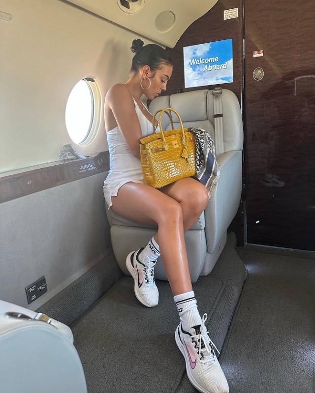 Georgina chia sẻ hành trình đi máy bay với 51 triệu người theo dõi trên Instagram