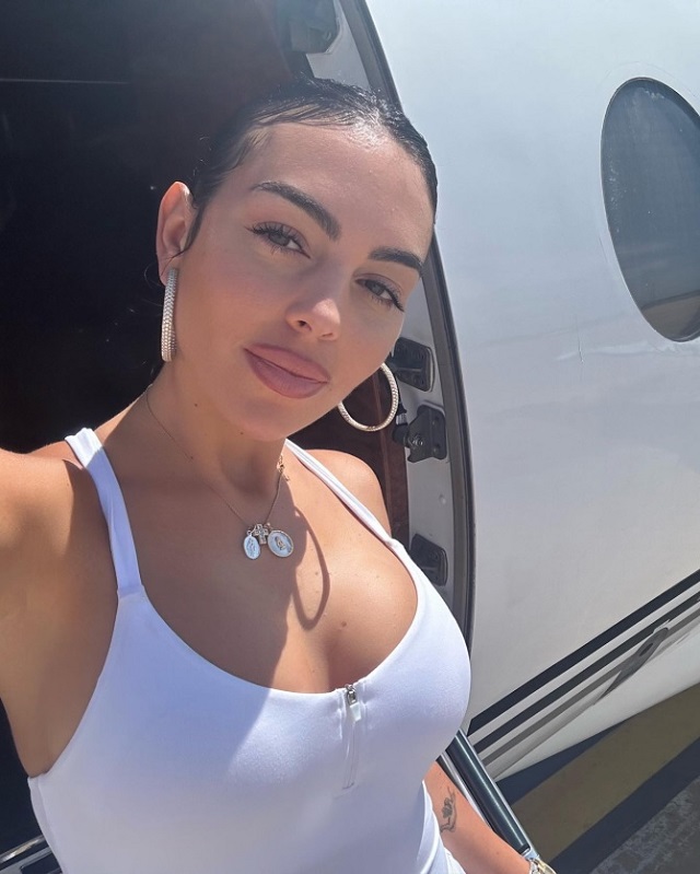 The Spanish beauty did not forget to take a selfie when the plane landed