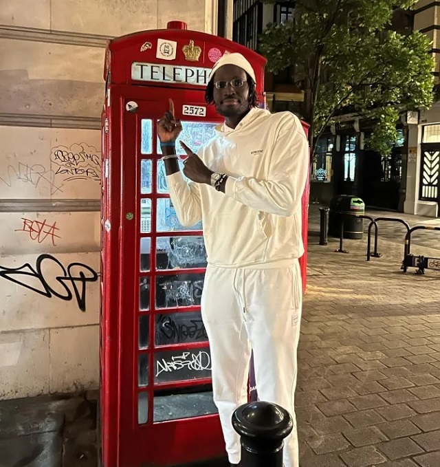 N'Diaye khi đứng cạnh bốt điện thoại ở London có chiều cao 2m5