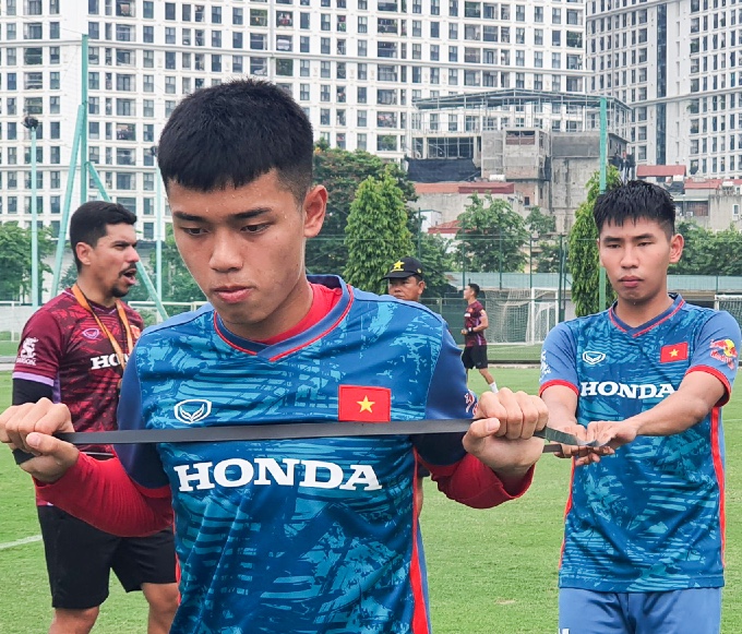 Lê Nguyên Hoàng đang có những màn trình diễn đột phá trong các giải đấu gần đây tại các cấp độ tuyển trẻ Việt Nam