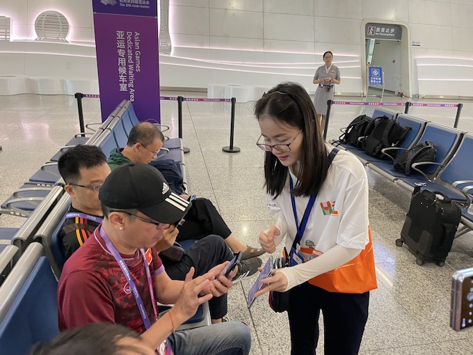 Các tình nguyện viên đã hướng dẫn nhiệt tình cho các phóng viên tại ga Đông Hàng Châu - Ảnh: Đức Thiện