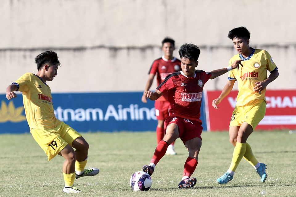 U21 Thanh Hoá (áo vàng) giành quyền lọt vào tứ kết giải U21 Quốc gia